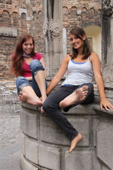 Girlfriends Walking Barefoot Barefoot Girls Women Barefoot