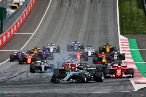 A harmadik helyre pedig az ausztrál „méhészborz ért oda, lewis hamilton próbálkozásai ellenére. Még egy kör haver… F1 Osztrák Nagydíj - Autósajtó