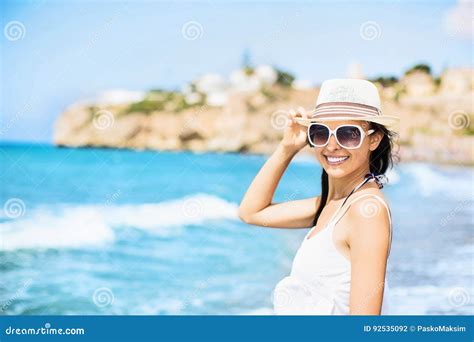 Bella Ragazza Sulla Spiaggia Al Tramonto Fotografia Stock Immagine Di