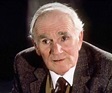 Desmond Llewelyn Biography - Facts, Childhood, Family Life & Achievements