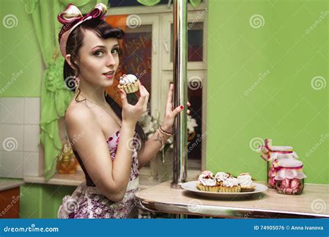 Seksowny Dziewczyny Kucharstwo W Kuchni Zdjęcie Stock Obraz złożonej z piękno szczęśliwy