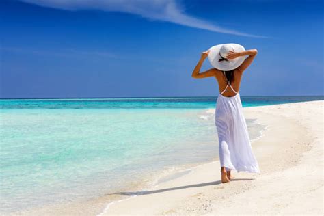 Mujeres En La Playa Banco De Fotos E Imágenes De Stock Istock