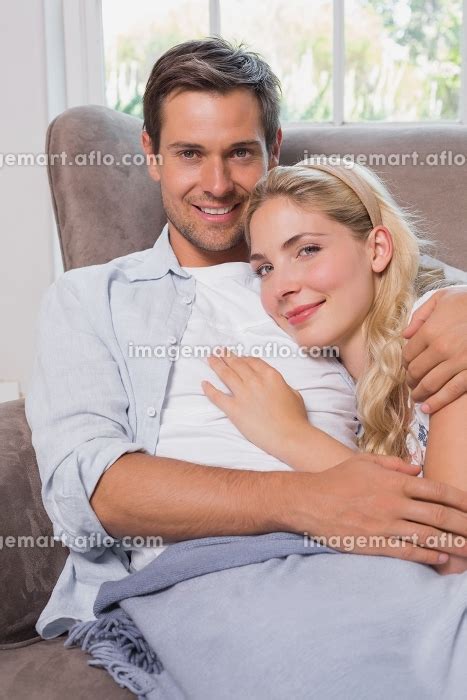 Portrait Of A Relaxed Loving Young Couple Lying On Sofa At Homeの写真素材 31778469 イメージマート