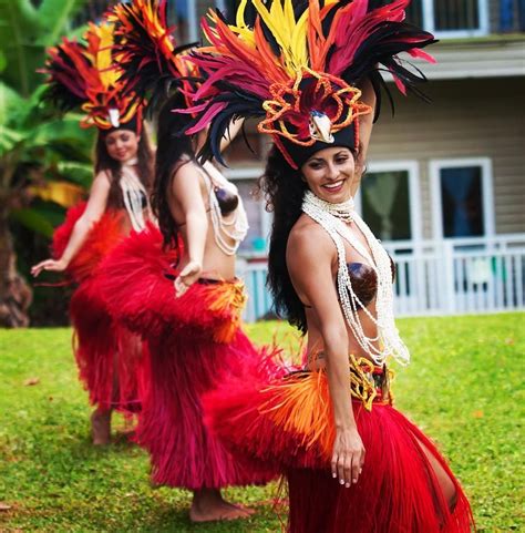 Beautiful Wahine Hula Dancers