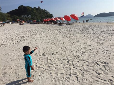 Langkawi has vast stretch of dense rainforests along the slopes of its two highest mountains gunung raya (altitude 881 here are the top treks & hikes in langkawi. Bagi Yang Nak Merasa Ke Langkawi Naik TREN ETS, Wanita Ini ...