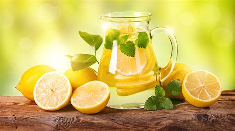 Menurut penelitian, mengonsumsi buah dan sayuran yang mengandung vitamin c diduga. 5 Manfaat Air Lemon Hangat yang Sayang untuk Dilewatkan