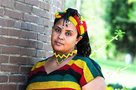 พื้นหลังสาวแอฟริกันกับชุดเอธิโอเปียวัฒนธรรมดั้งเดิมของชาวเอธิโอเปีย รูปถ่าย และรูปภาพสำหรับดาวน์