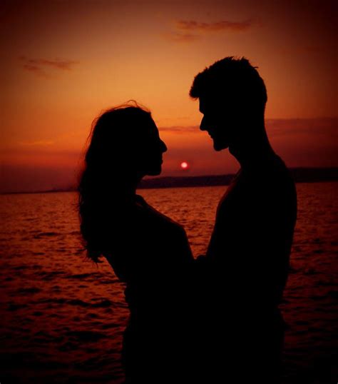 12 Romantic Sunset Couple Pictures Clickudos Romantic Sunset Couple