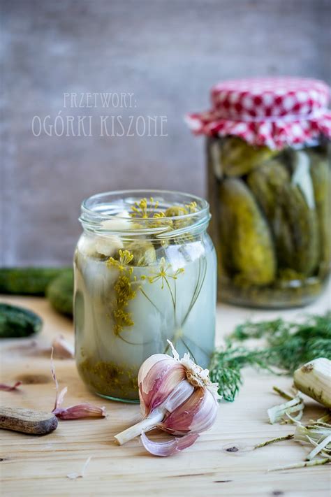 Podam wam przepis mojej mamy, ja wykorzystuję go z powodzeniem od wielu lat i jestem z niego bardzo zadowolona :) Make it healthier: Domowe ogórki kiszone