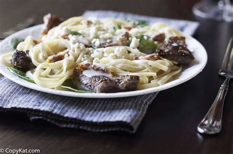 Grilled steak, topped with gorgonzola cheese, and served with a creamy pla. Olive Garden Steak Gorgonzola Alfredo | Recipe | Beef ...