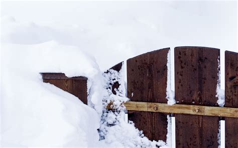 Download Wallpaper 3840x2400 Gate Snow Winter Fence 4k Ultra Hd 16