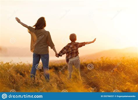 Feliz Madre Familiar E Hijo En La Naturaleza Al Atardecer Imagen De