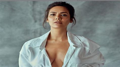 Esha Gupta Break All Limits Of Hotness Share Bold Bathroom Selfi Aashram