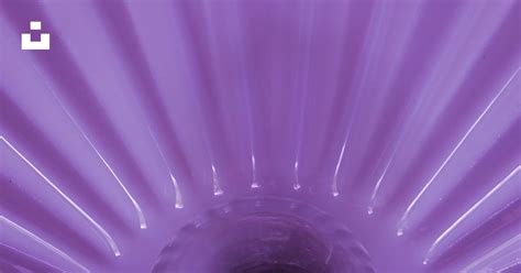 茶色の木製のテーブルに紫のプラスチック コンテナーの写真 Unsplashの無料紫の写真