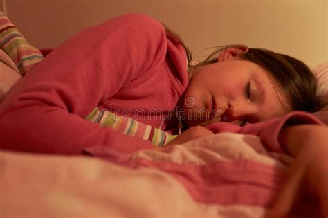 Muchacha Dormida En Una Tabla Que Hace La Preparación Imagen De Archivo