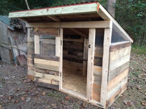 By getting the dimensions of targeted area, a big raised pallet fence has been constructed to specify a portion of your outdoor for poultry! Image result for pallet chicken coop | Chicken coop ...