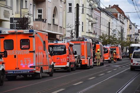 Die fassaden der hauser erstrahlen im flair der architektur. Batterien brennen in Wohnung - Feuerwehr rettet Bewohner ...