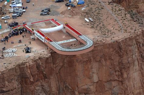 Man Falls 4000ft To His Death From Grand Canyons Skywalk