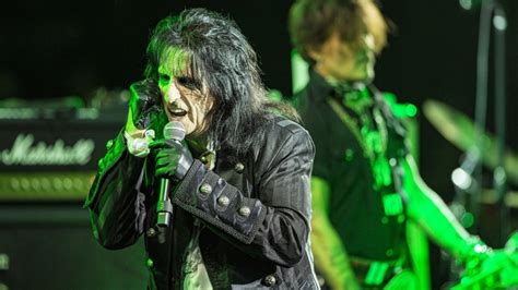 The Truth Behind Alice Cooper And The Chicken Incident