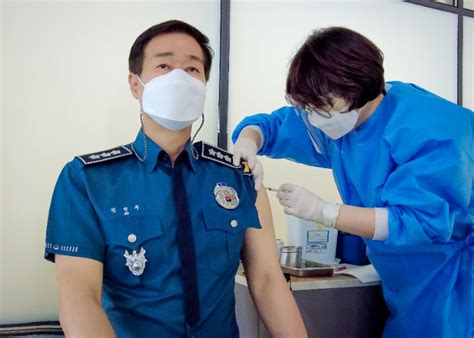 보험 없으면 시간과 노력 더 필요. "걱정되지만 맞는다" 백신 접종 놓고 일선 경찰 '딜레마' - 노컷뉴스
