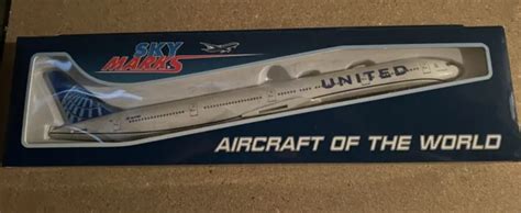 Skymarks Skr1054 United Airlines Boeing 777 300er Desk 1200 Model