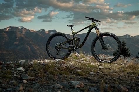The 2020 Giant Reign Rolls On 29er Wheels And Is Rowdier Than Ever