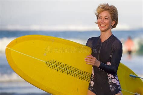 Jeune Femme Blonde Attirante Et Heureuse De Surfer Dans Le Maillot De