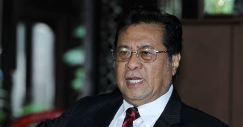 Khalid mengakui krisis di selangor yang membawa kepada pengunduran beliau sebagai menteri besar ialah kesan pertembungan antara kepentingan rakyat dan kepentingan kroni. Former Selangor MB Khalid Ibrahim expresses shock over ...