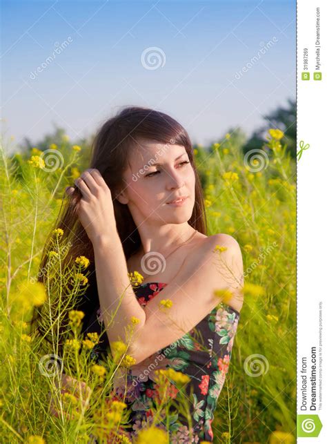 Portret Dziewczyna Na Naturze W Kwiatach Obraz Stock Obraz Złożonej Z Natura Jasny 31987269