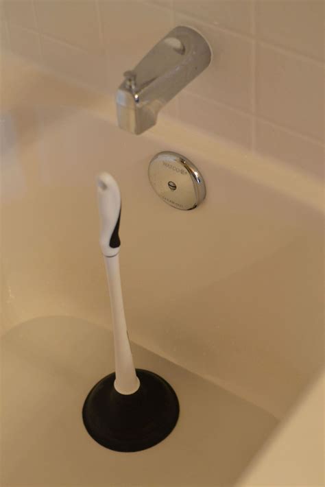 How to unclog a tub drain with standing water. Unclog Bathtub Drain Home Remedy 2020 - angelbernal.com