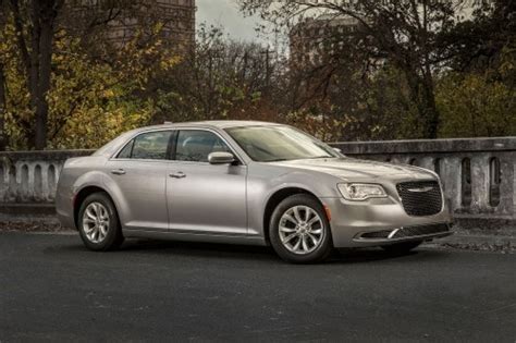 Used 2017 Chrysler 300 C Platinum Features And Specs Edmunds