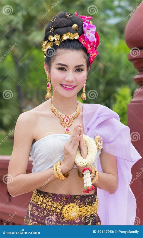 Thaise Vrouw In Traditioneel Kostuum Van Thailand Stock Foto Image Of Hindoes Kleding 40147956