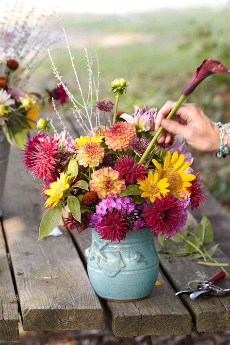 8 simple steps to arrange flowers like a pro