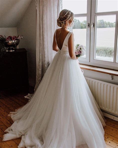 Some want to have a princess wedding, and some want to have something simple. 30 SIMPLE WEDDING DRESSES FOR ELEGANT BRIDES