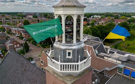 Vlaggenparade In Hoogeveen Wappert Alle Kanten Op Er Is Geen Touw Meer