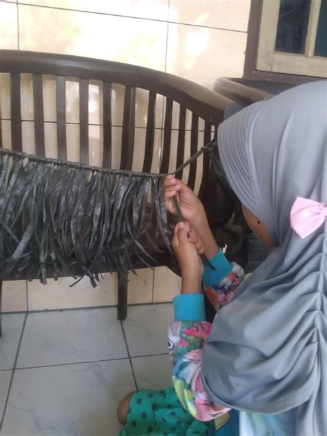 Cara Membuat Rumbai Dari Tali Rafia