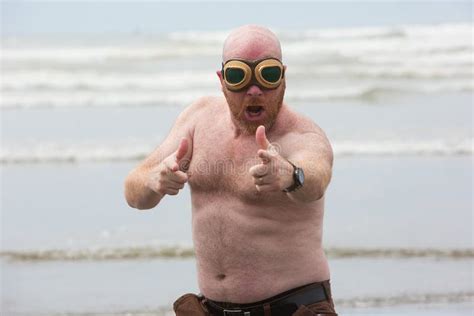 Grappige Shirtless Mens Bij Het Strand Stock Foto Image Of Oceaan