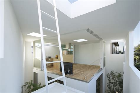 * after first posting this article, one of my good friends(keen surfer) told me good inside information about surfing. Small House by Takeshi Hosaka Opens Up To The Outside