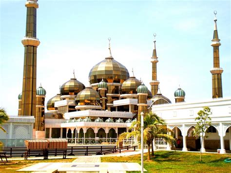 Masjid ini diperbuat dari besi dan kaca seluruhnya. Masjid Kristal | Taman Tamadun Islam, Kuala Terengganu ...