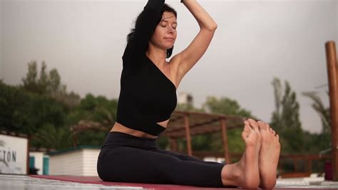 V Deo Gratis Hermosa Mujer Practicando Yoga En La Alfombra En La Playa Haciendo Yoga O