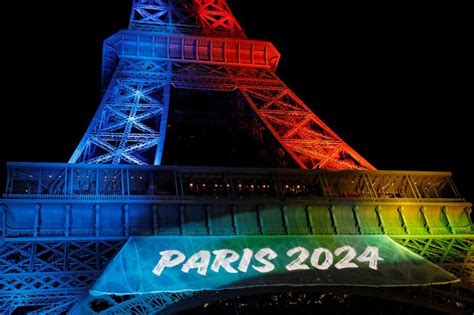 La Tour Eiffel Sillumine Pour Paris 2024