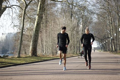 Il est essentiel de faire des étirements avant et après la pratique d'une activité physique. 5 exercices pour s'échauffer avant de courir - Le blog ...