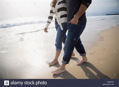 Barfuß Wandern Am Sonnigen Strand Paar Stockfotografie Alamy
