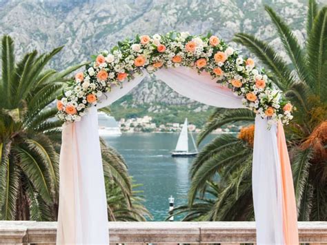 12 Wedding Arch Ideas That Instantly Class Up Your Ceremony