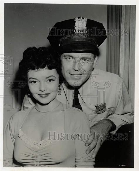 1954 Press Photo Actors Gloria Saunders And Scott Brady Star On Rim Of