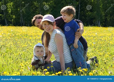 Familia Feliz De Madre De Padre Y De Dos Hijos Foto De Archivo