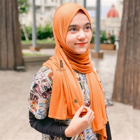 An infinity scarf is a large scarf sewed closed into a loop which can be worn in various ways. 5 Cara Gampang Memakai Hijab Pashmina Kaos | BukaReview