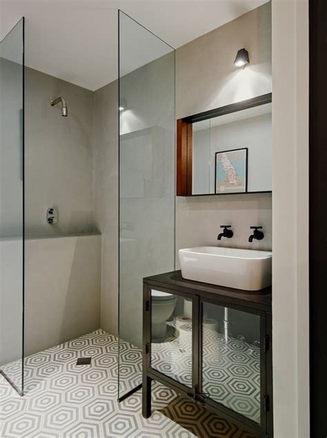 The ultimate goal is to make sure that while the shower is small, it isn't cramped or uncomfortable. 12 Inspiring Walk-In Showers for Small Bathrooms | Hunker