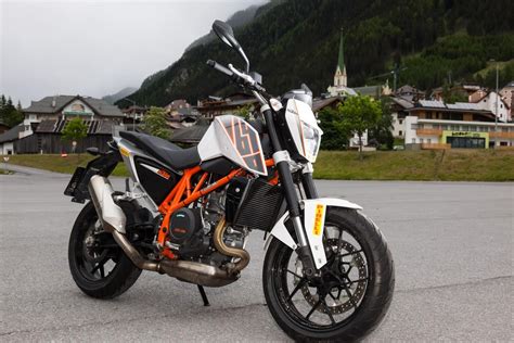 Or so i thought a few years ago when i stole my friend cj wilson's from his garage to go play for the day. KTM 690 Duke Motorrad Fotos & Motorrad Bilder
