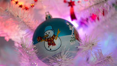 Wallpaper Christmas Decorations Snowman Branches Light Hd Picture